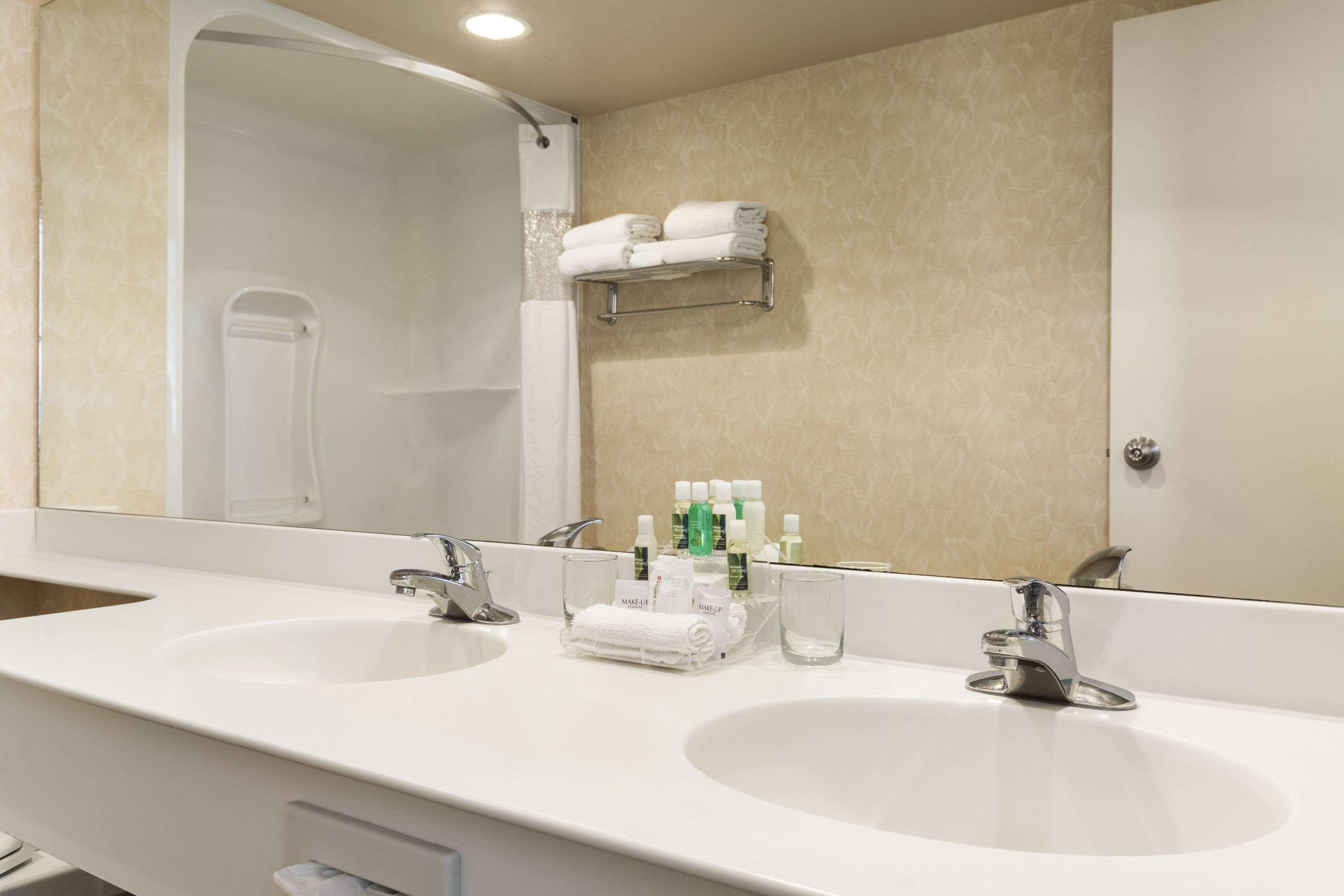 ทราเวลลอดจ์ บาย วินด์แฮม สปรูซ โกรฟ Hotel Spruce Grove ภายนอก รูปภาพ