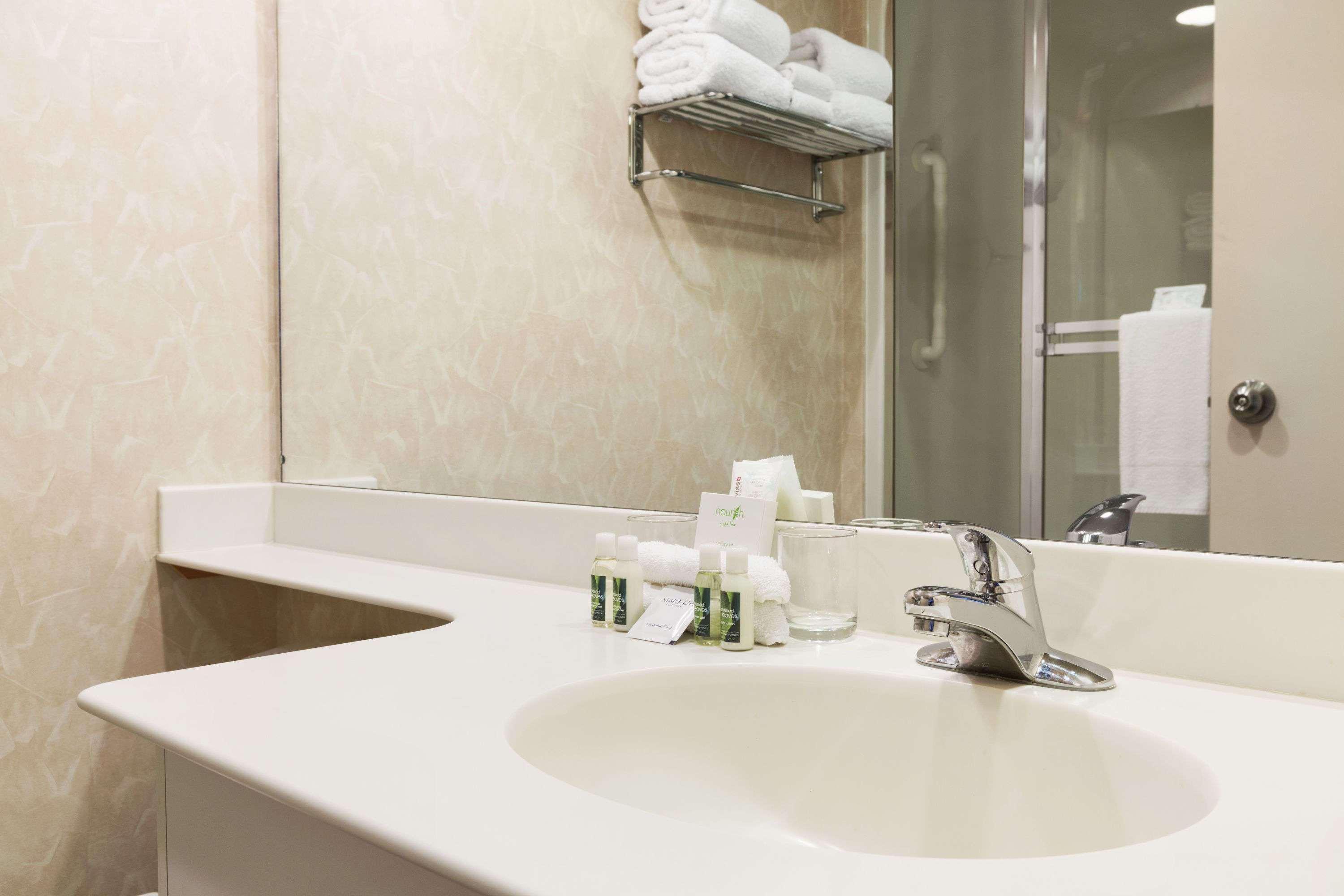 ทราเวลลอดจ์ บาย วินด์แฮม สปรูซ โกรฟ Hotel Spruce Grove ภายนอก รูปภาพ