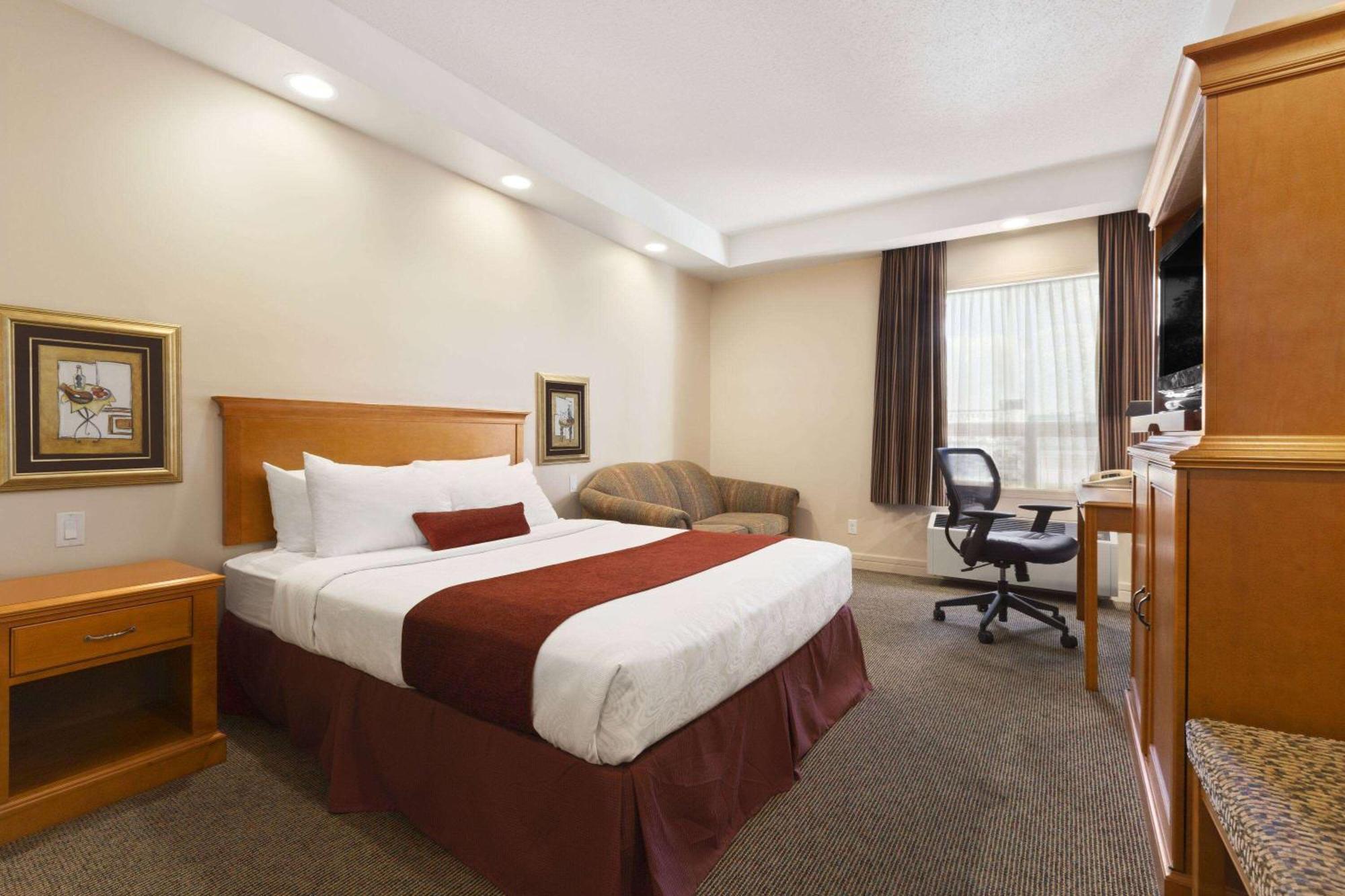 ทราเวลลอดจ์ บาย วินด์แฮม สปรูซ โกรฟ Hotel Spruce Grove ภายนอก รูปภาพ