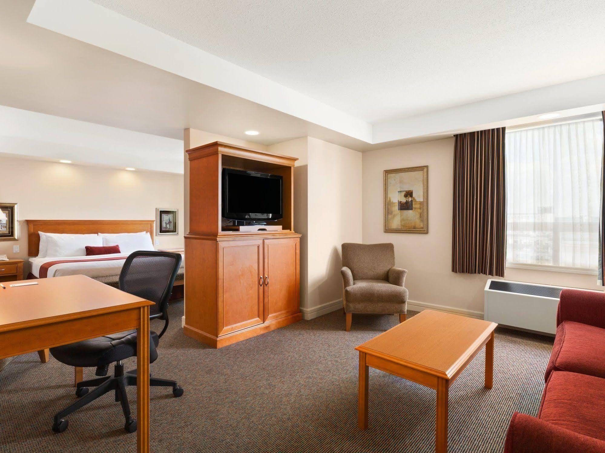 ทราเวลลอดจ์ บาย วินด์แฮม สปรูซ โกรฟ Hotel Spruce Grove ภายนอก รูปภาพ
