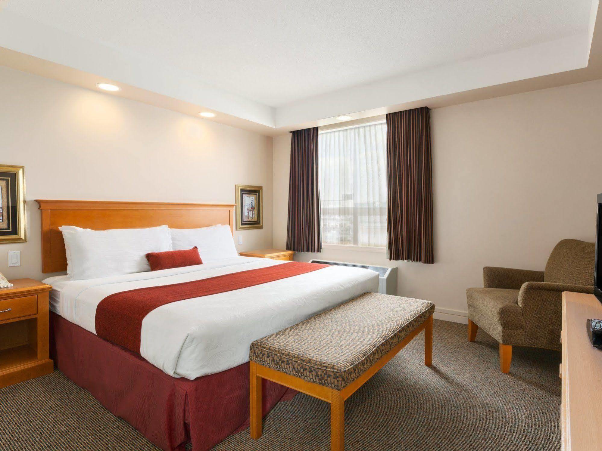 ทราเวลลอดจ์ บาย วินด์แฮม สปรูซ โกรฟ Hotel Spruce Grove ภายนอก รูปภาพ