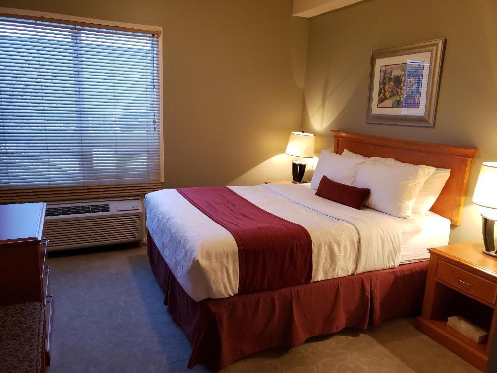 ทราเวลลอดจ์ บาย วินด์แฮม สปรูซ โกรฟ Hotel Spruce Grove ภายนอก รูปภาพ